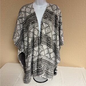 4/$15 Cuddl Duds Gray and White Fleece Poncho